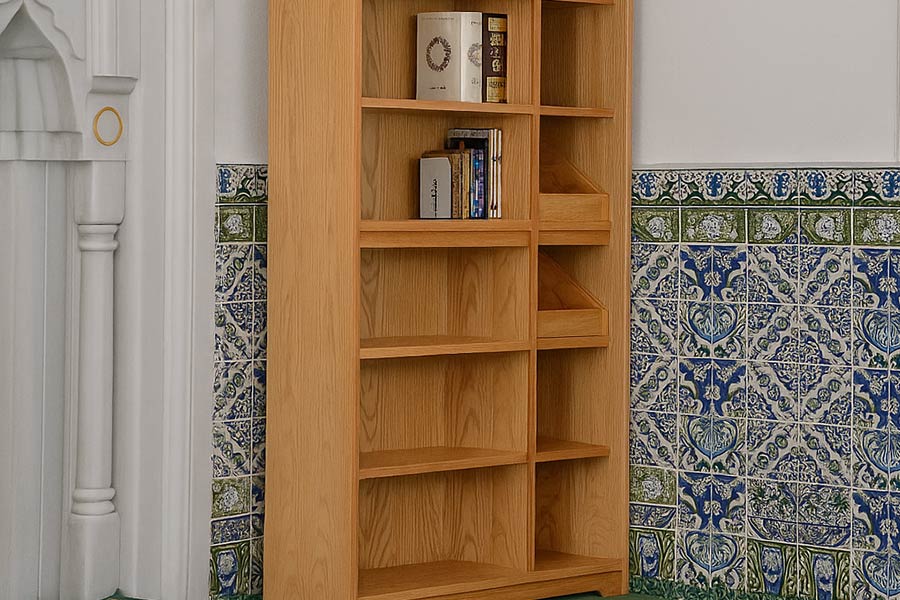 یک کتابخانه مرتب و زیبا جلوه‌ای دلنشین به فضا می‌دهد.